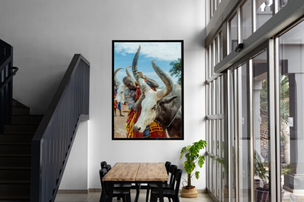Free-Poster-in-Living-Room-on-Wall-Mockup Mundari 1